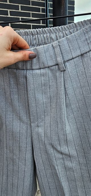 Pantalón pinzas Bershka rayas gris