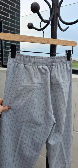 Pantalón pinzas Bershka rayas gris
