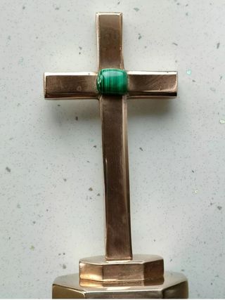 Vecchia croce da tavolo in ottone malach