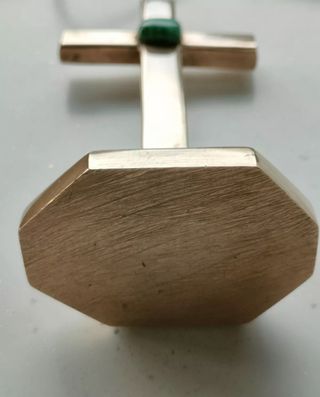 Vecchia croce da tavolo in ottone malach