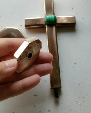 Vecchia croce da tavolo in ottone malach