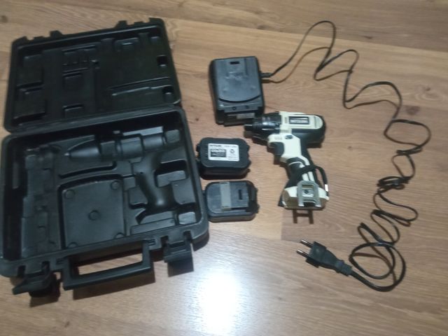 Taladro con dos baterías, cargador y maletín.