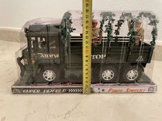 Camion giocattolo militare