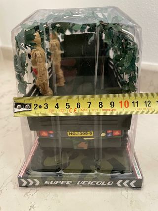 Camion giocattolo militare