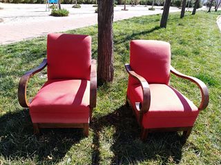 Butacones antiguos tapizados en rojo