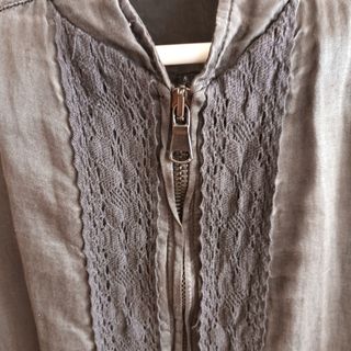 Blusa de manga corta con cremallera