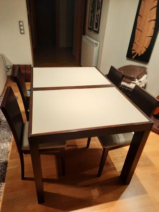 Mesa de comedor extensible y 4 sillas