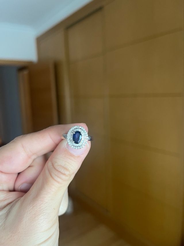 Anillo oro blanco diamantes y zafiro
