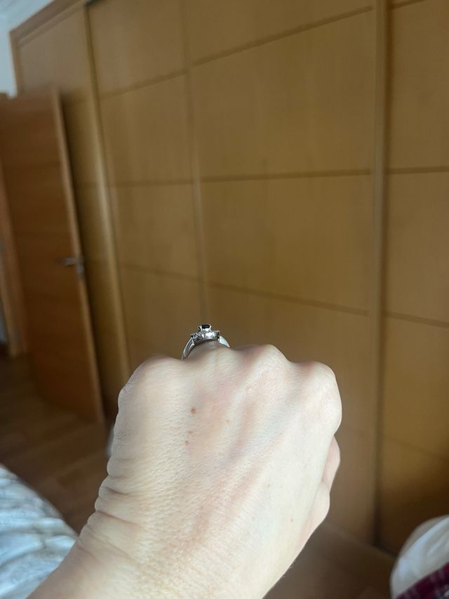 Anillo oro blanco diamantes y zafiro