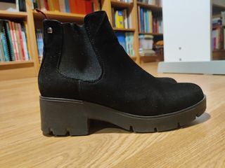 Botines negros ante