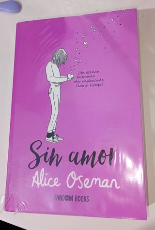 Libro juvenil "Sin amor" Alice Oseman