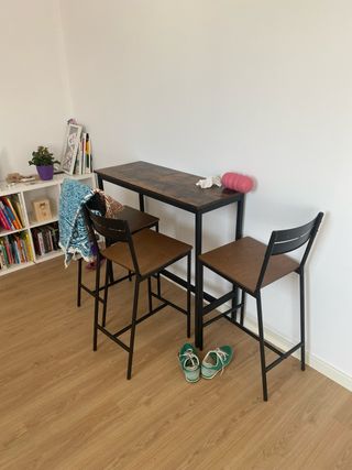 Mesa alta y sillas