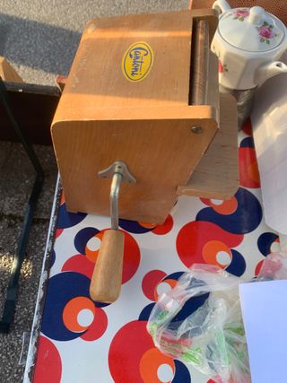 Vecchia grattugia formaggio vintage cantoni