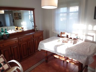 Salon-Comedor-Cocina. Mesa,sillas, aparador,espejo