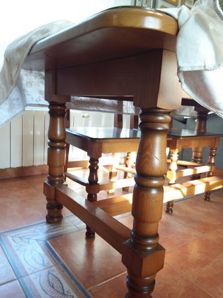 Salon-Comedor-Cocina. Mesa,sillas, aparador,espejo