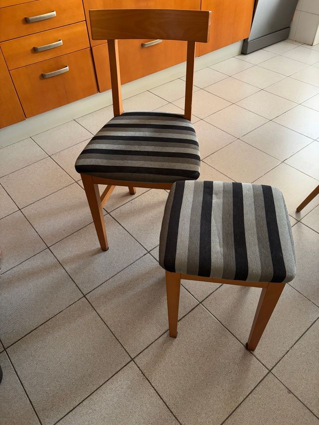 2 sillas y 2 banquetas