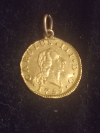Antigua moneda de oro Carlos III