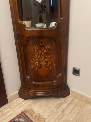 Vitrina rinconera clásica con luz.