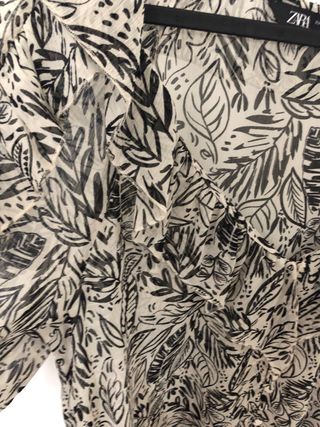 Blusa estampada con volantes Zara