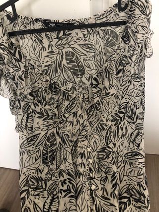Blusa estampada con volantes Zara