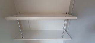 Tavolo da studio e mensole