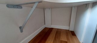 Tavolo da studio e mensole