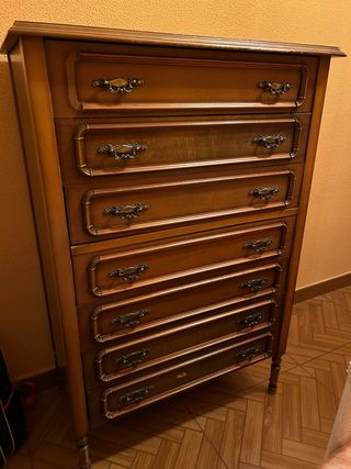 Cómoda de madera con 7 cajones