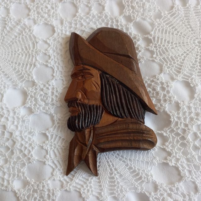 CARAS TALLADAS EN MADERA