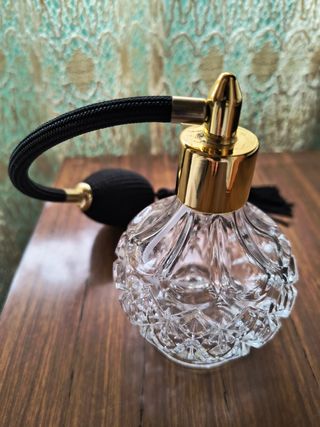 Frasco de colonia con perilla