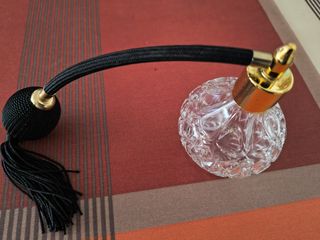 Frasco de colonia con perilla