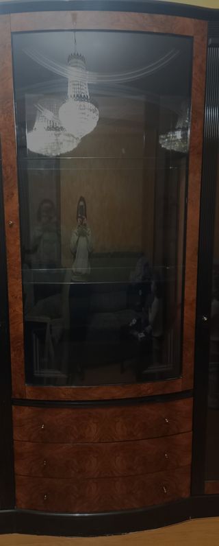 Muebles salón de madera y gran espejo