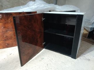 Muebles salón de madera y gran espejo