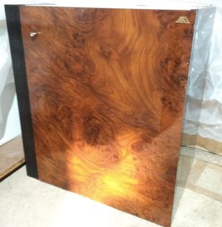 Muebles salón de madera y gran espejo