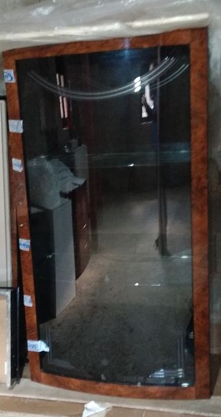 Muebles salón de madera y gran espejo