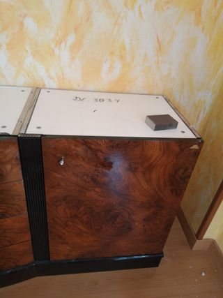 Muebles salón de madera y gran espejo