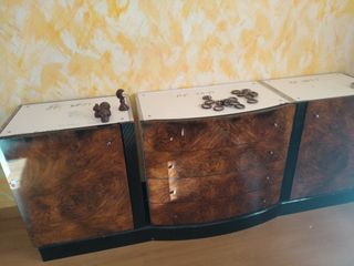 Muebles salón de madera y gran espejo