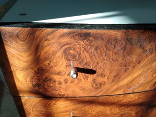 Muebles salón de madera y gran espejo