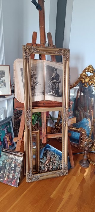 Marco rococo dorado.
