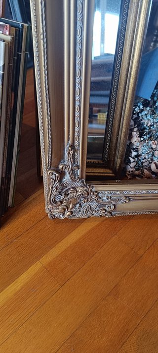 Marco rococo dorado.