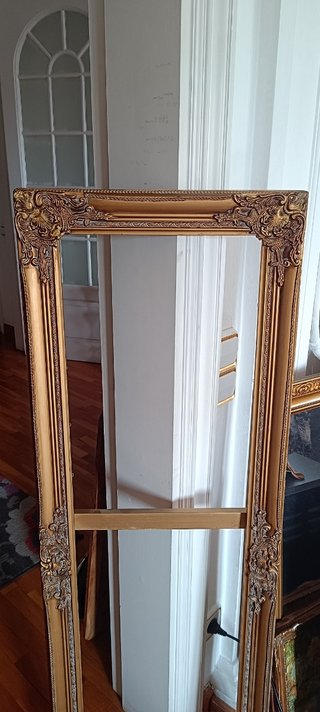 Marco rococo dorado.