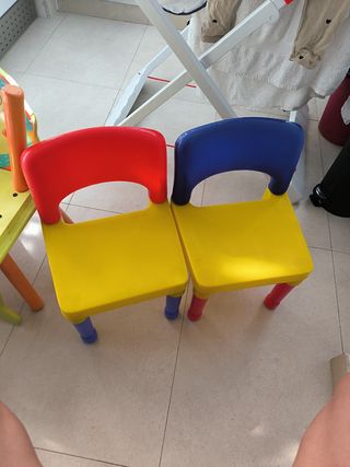 Regalo sillas, dos de plastico y dos de madera