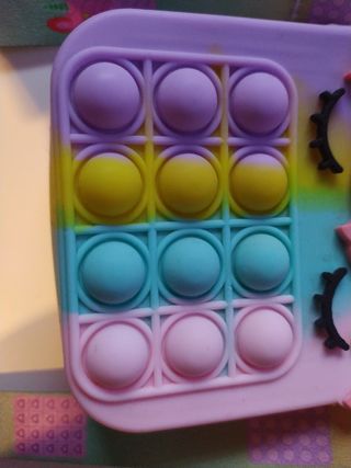 Bolso con pop it de unicornio.