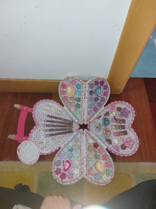Maletín maquillaje con etiquetas