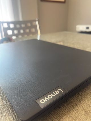 Portátil Lenovo V15III  Modelo 82C5  Potente 