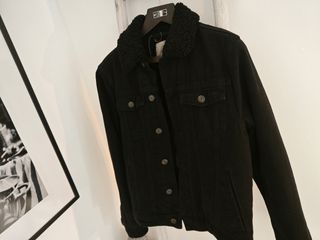 Chaqueta vaquera negra MANGO con borrego