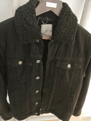 Chaqueta vaquera negra MANGO con borrego