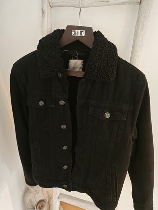 Chaqueta vaquera negra MANGO con borrego