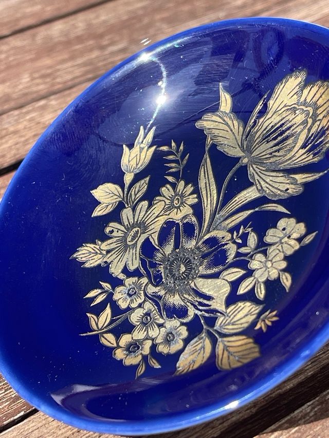 Plato de porcelana con dibujo de oro 18 kilates