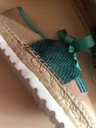 Zapatillas de esparto y piel . M’ Piacemolto