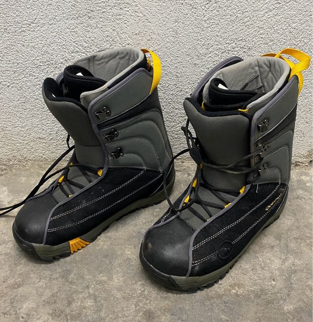 Scarponi da snowboard e borsa per il trasporto